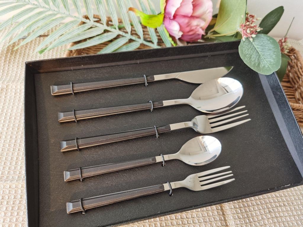 Hom & Ember – 5 - Piece Stainless Steel Cutlery Set with Black Handles for a Sleek Dining Experience - Hom & Ember
