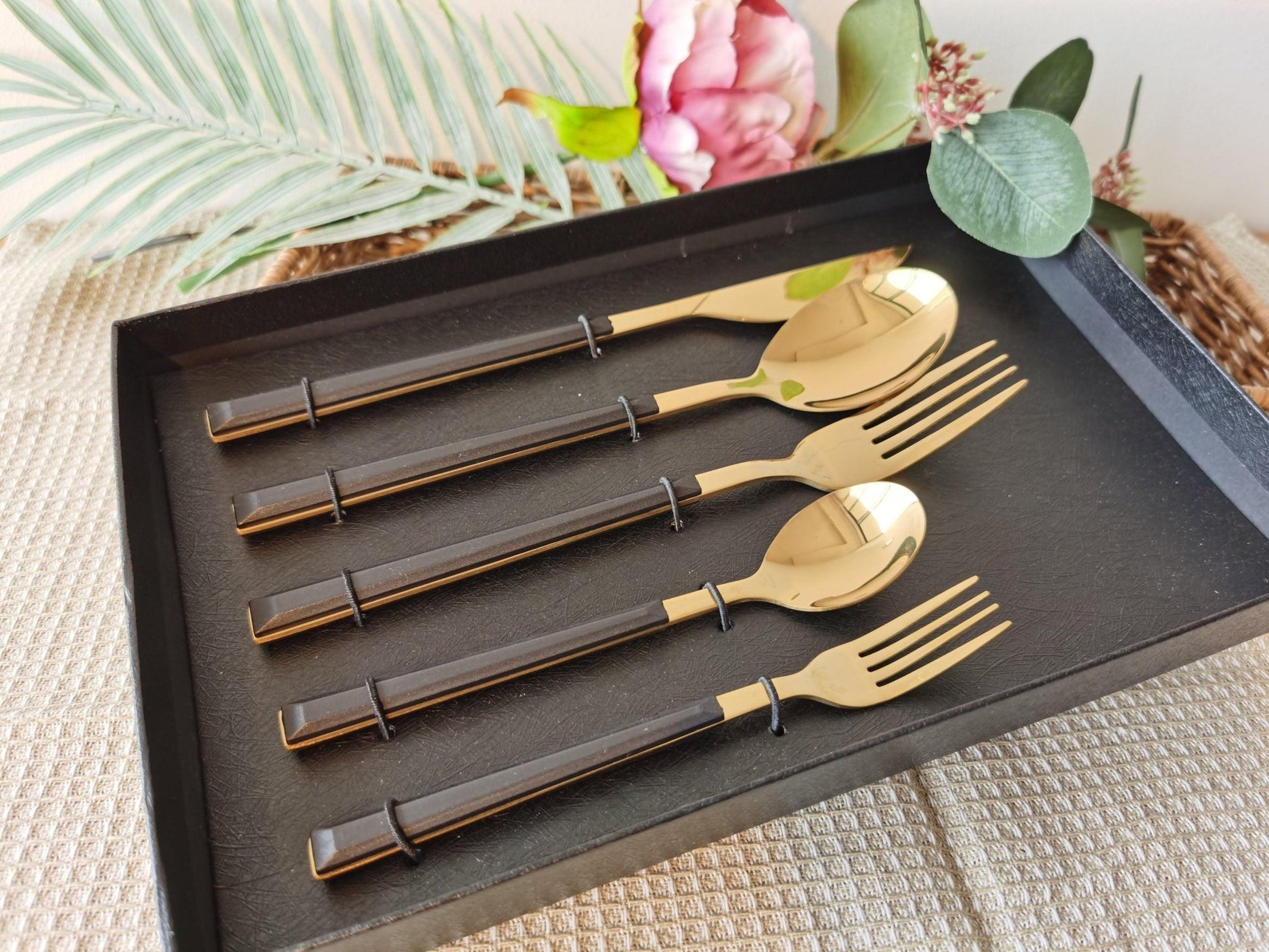 Hom & Ember – 5 - Piece Stainless Steel Cutlery Set with Black Handles for a Sleek Dining Experience - Hom & Ember