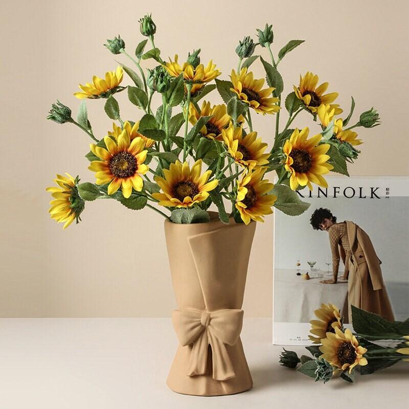 Hom & Ember – Art Deco Bow Tie Ceramic Vase in Minimalist Accent for a Sophisticated Touch - Hom & Ember