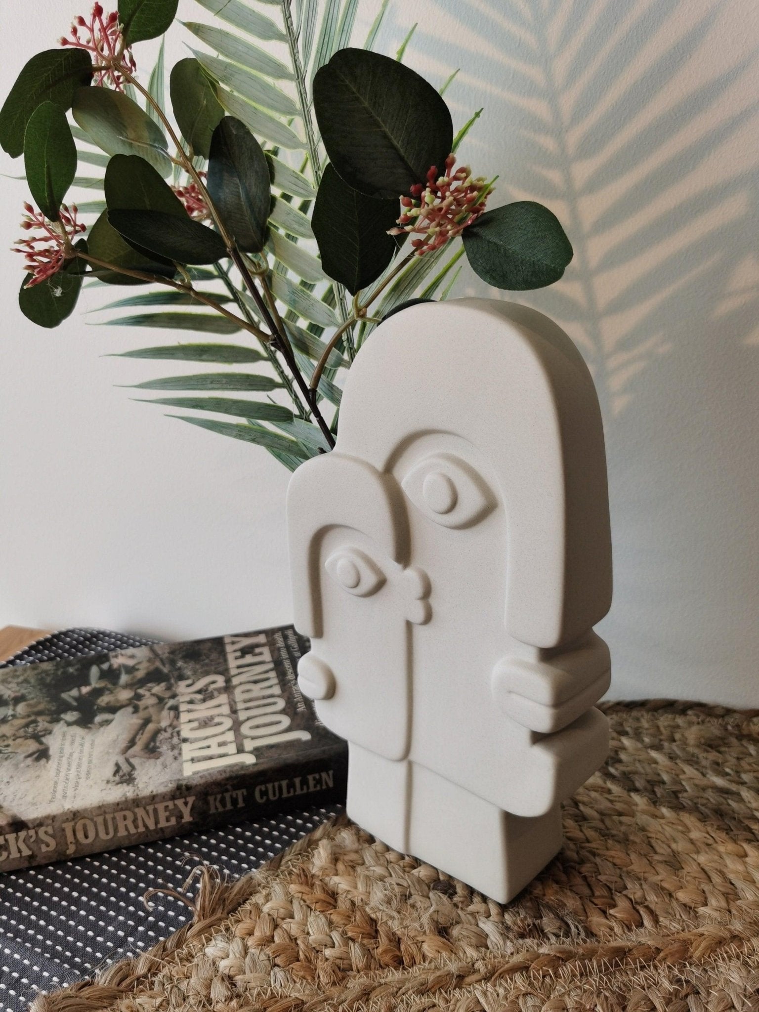 Hom & Ember – Contemporary Abstract Face Vase for a Stylish Home Decor - Hom & Ember