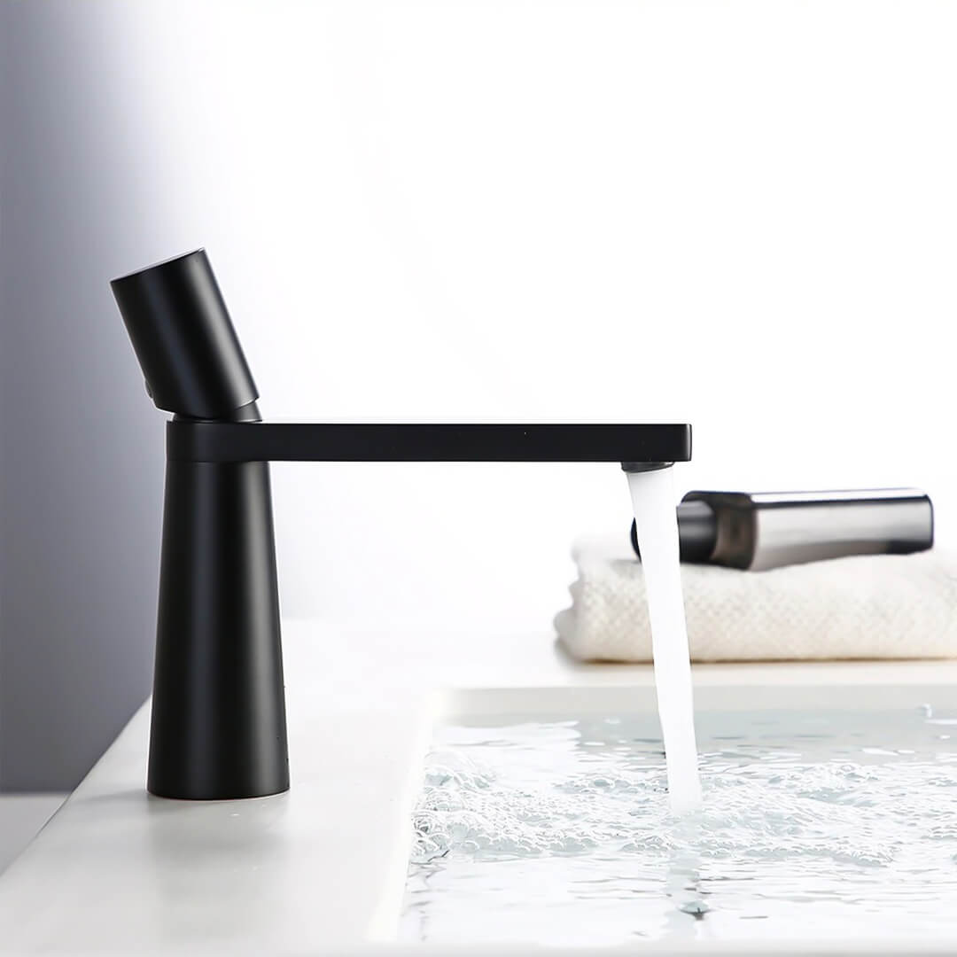Hom & Ember – Elegant Bathroom Sink Tap in Polished Chrome for a Serene Ambiance - Hom & Ember