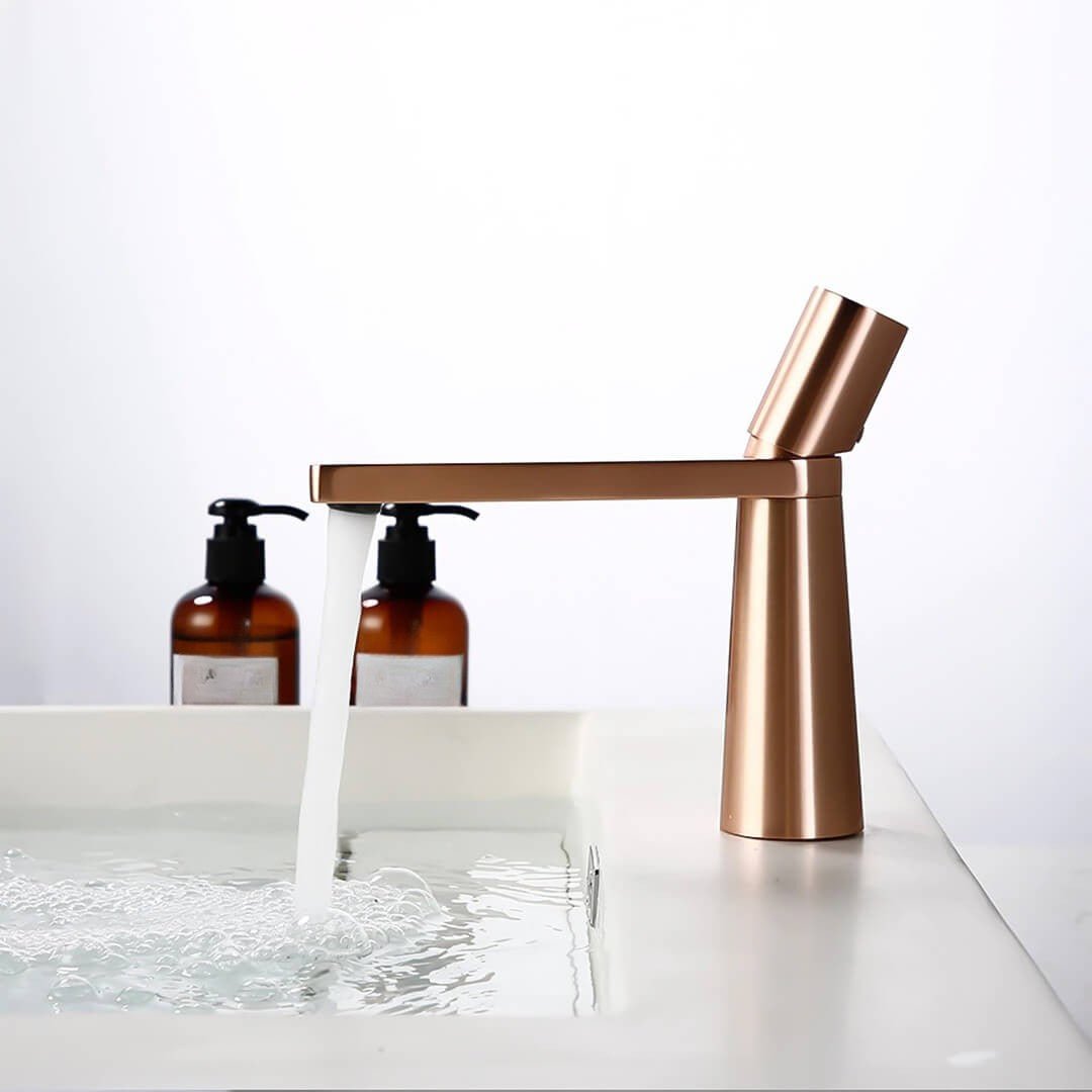 Hom & Ember – Elegant Bathroom Sink Tap in Polished Chrome for a Serene Ambiance - Hom & Ember