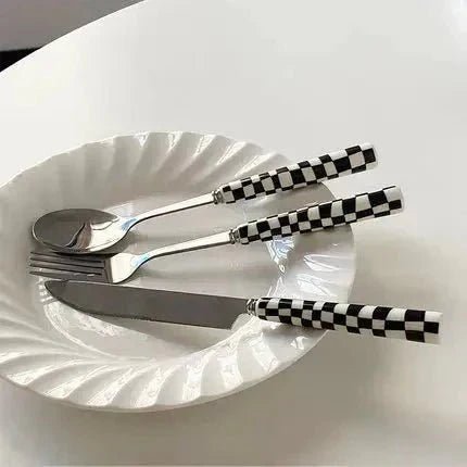 Hom & Ember – Elegant Checkered Cutlery Set in Classic Design for a Chic Dining Experience - Hom & Ember
