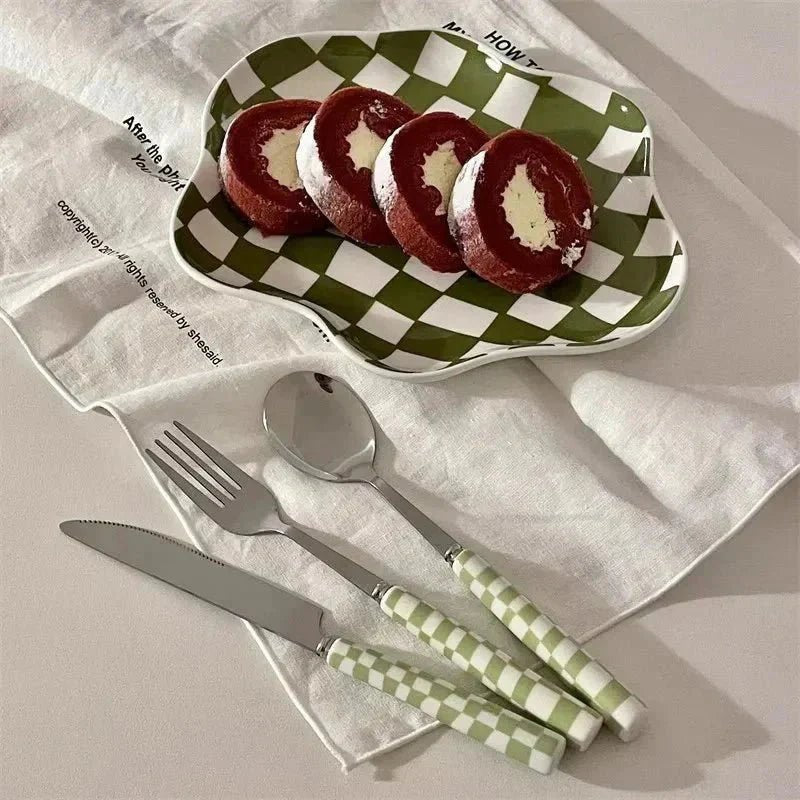Hom & Ember – Elegant Checkered Cutlery Set in Classic Design for a Chic Dining Experience - Hom & Ember