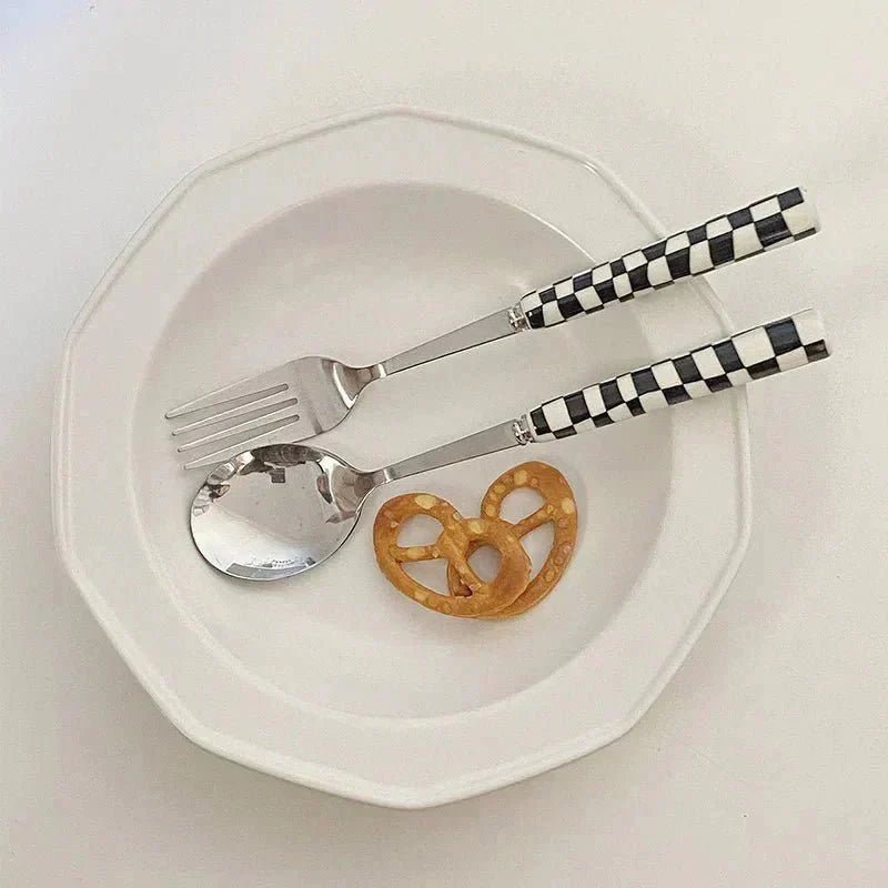 Hom & Ember – Elegant Checkered Cutlery Set in Classic Design for a Chic Dining Experience - Hom & Ember