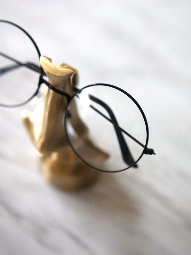 Hom & Ember – Elegant Gold Metal Nose and Glasses Sculpture for a Chic Display with Timeless Charm - Hom & Ember