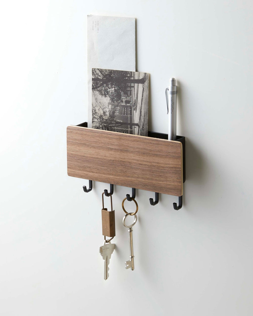 Hom & Ember – Elegant Magnetic Key Holder Crafted from Steel and Wood for a Chic Organised Space - Hom & Ember