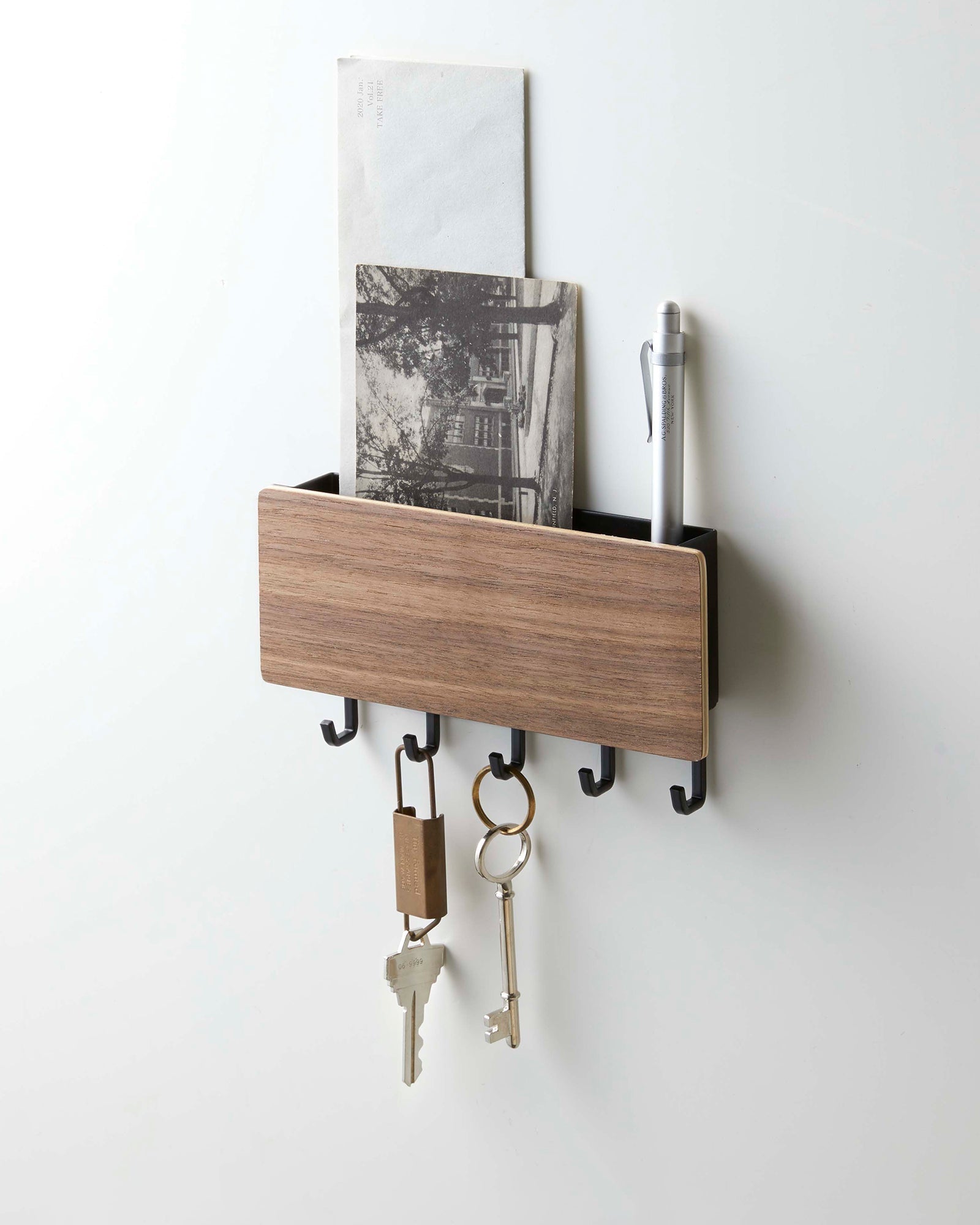 Hom & Ember – Elegant Magnetic Key Holder Crafted from Steel and Wood for a Chic Organised Space - Hom & Ember