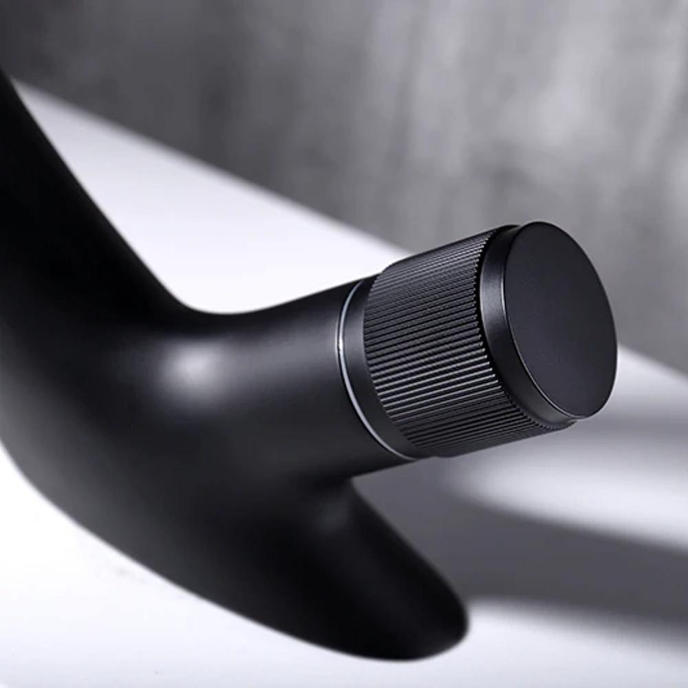 Hom & Ember – Luxurious Chrome Bathroom Sink Tap for a Contemporary Elegance - Hom & Ember