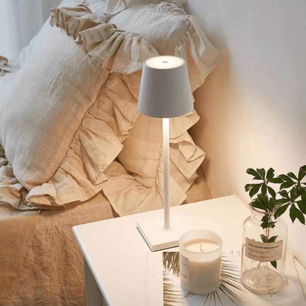 Hom & Ember – Sleek Aluminium Lamp with Modern Elegance for a Serene Ambiance - Hom & Ember